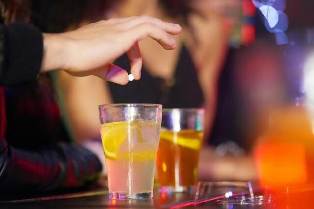 ¡Alerta! Estos son 10 signos de bebidas mezcladas con drogas.

