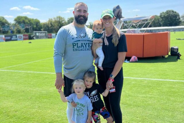 Kylie Kelce dice que sus hijas acamparán por primera vez

