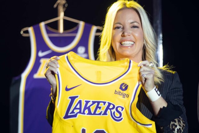 Familia de autobuses para vender Lakers al propietario de los Dodgers Mark Walter: Informes

