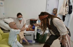 Johnny Depp Visita el Hospital de Niños en España vestido con Sparrow Jack Johnny Depp Visita el Hospital de Niños en España vestido con Sparrow Jack