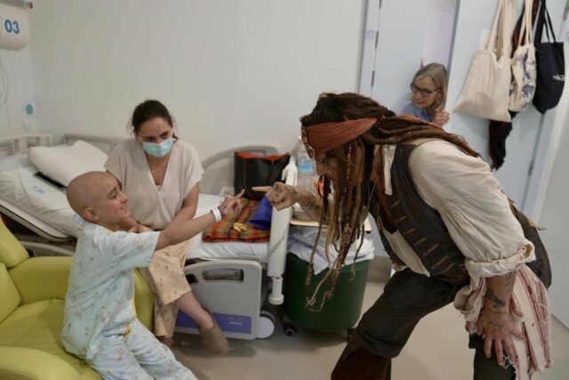 Johnny Depp Visita el Hospital de Niños en España vestido con Sparrow Jack

