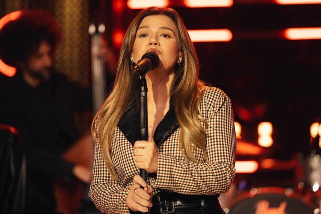 Kelly Clarkson dice que esta canción es la más rápida que ha escrito

