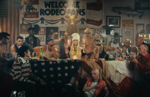 Kesha organiza la última fiesta sexual sobre el tema de la cena en el clip de NSFW « Boy Crazy » Kesha organiza la última fiesta sexual sobre el tema de la cena en el clip de NSFW `` Boy Crazy ''