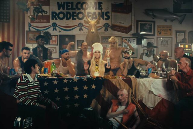Kesha organiza la última fiesta sexual sobre el tema de la cena en el clip de NSFW `` Boy Crazy ''

