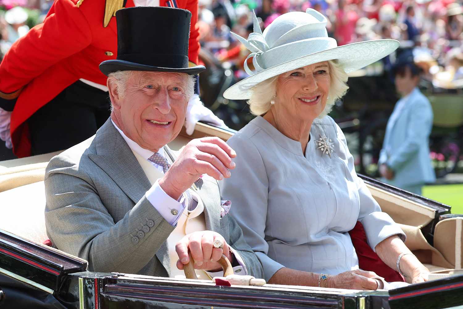 El rey Charles y la reina Camilla lo convierten en un asunto familiar en Royal Ascot

