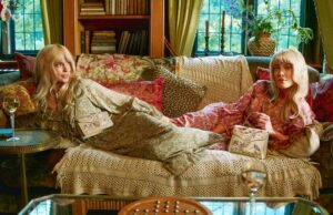 Modelo de sobrinas gemelas de la princesa Diana en el campo retro aspinal en Londres Modelo de sobrinas gemelas de la princesa Diana en el campo retro aspinal en Londres