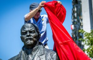 Schwerin: la estatua de Lenin cubierta de campaña de protesta Schwerin: la estatua de Lenin cubierta de campaña de protesta