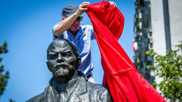 Schwerin: la estatua de Lenin cubierta de campaña de protesta


