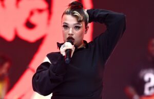 Lola Young cae en lágrimas en el concierto de radio británico Lola Young cae en lágrimas en el concierto de radio británico