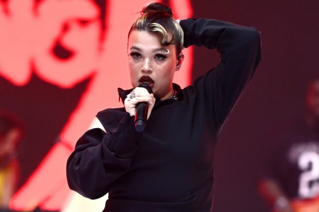 Lola Young cae en lágrimas en el concierto de radio Lola Young cae en lágrimas en el concierto de radio británico