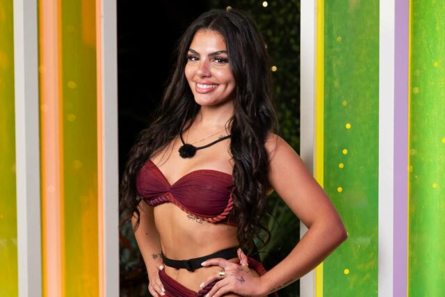 El padre del hijo de la estrella de "Love Island" Huda Mustafa pregunta a los fanáticos de "Be Nice" en el medio del contraproup

