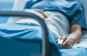 La mujer, de 22 años, fue operada para darle a papá su riñón después de obtener su título universitario La mujer, de 22 años, fue operada para darle a papá su riñón después de obtener su título universitario