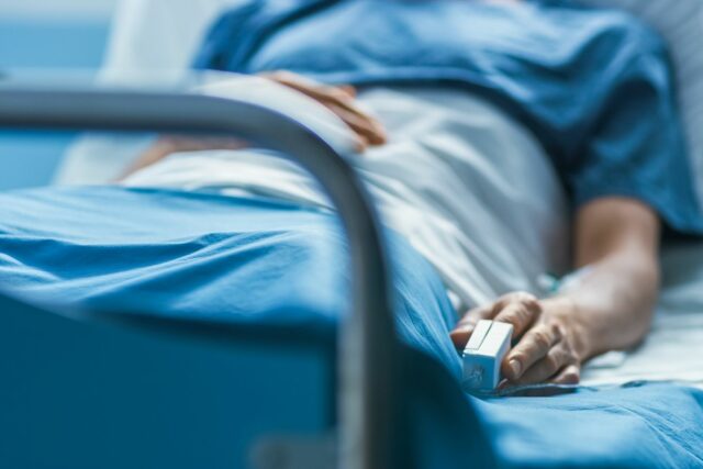 La mujer, de 22 años, fue operada para darle a La mujer, de 22 años, fue operada para darle a papá su riñón después de obtener su título universitario