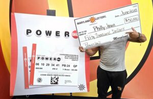 El hombre encuentra un boleto de lotería ganando $ 50,000 mientras limpia su automóvil El hombre encuentra un boleto de lotería ganando $ 50,000 mientras limpia su automóvil