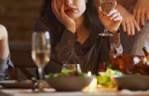 La gente está de acuerdo con una mujer que está «enfermo de comer» en restaurantes para celebraciones La gente está de acuerdo con una mujer que está "enfermo de comer" en restaurantes para celebraciones