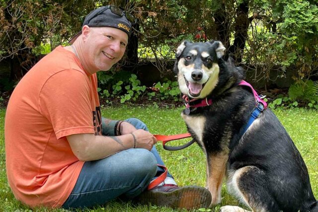 El voluntariado compra la casa para que el perro de rescate en el refugio de 2 años finalmente pueda obtener una casa

