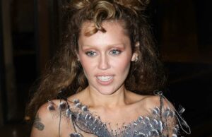 Miley Cyrus se arriesga a belleza con la última transformación de las cejas blanqueadas Miley Cyrus se arriesga a belleza con la última transformación de las cejas blanqueadas