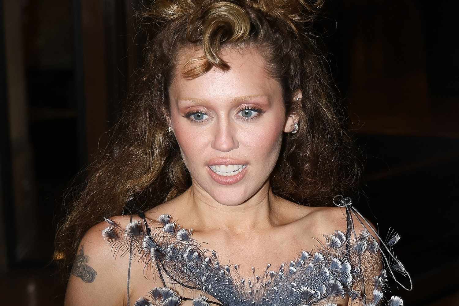 Miley Cyrus se arriesga a belleza con la última transformación de las cejas blanqueadas


