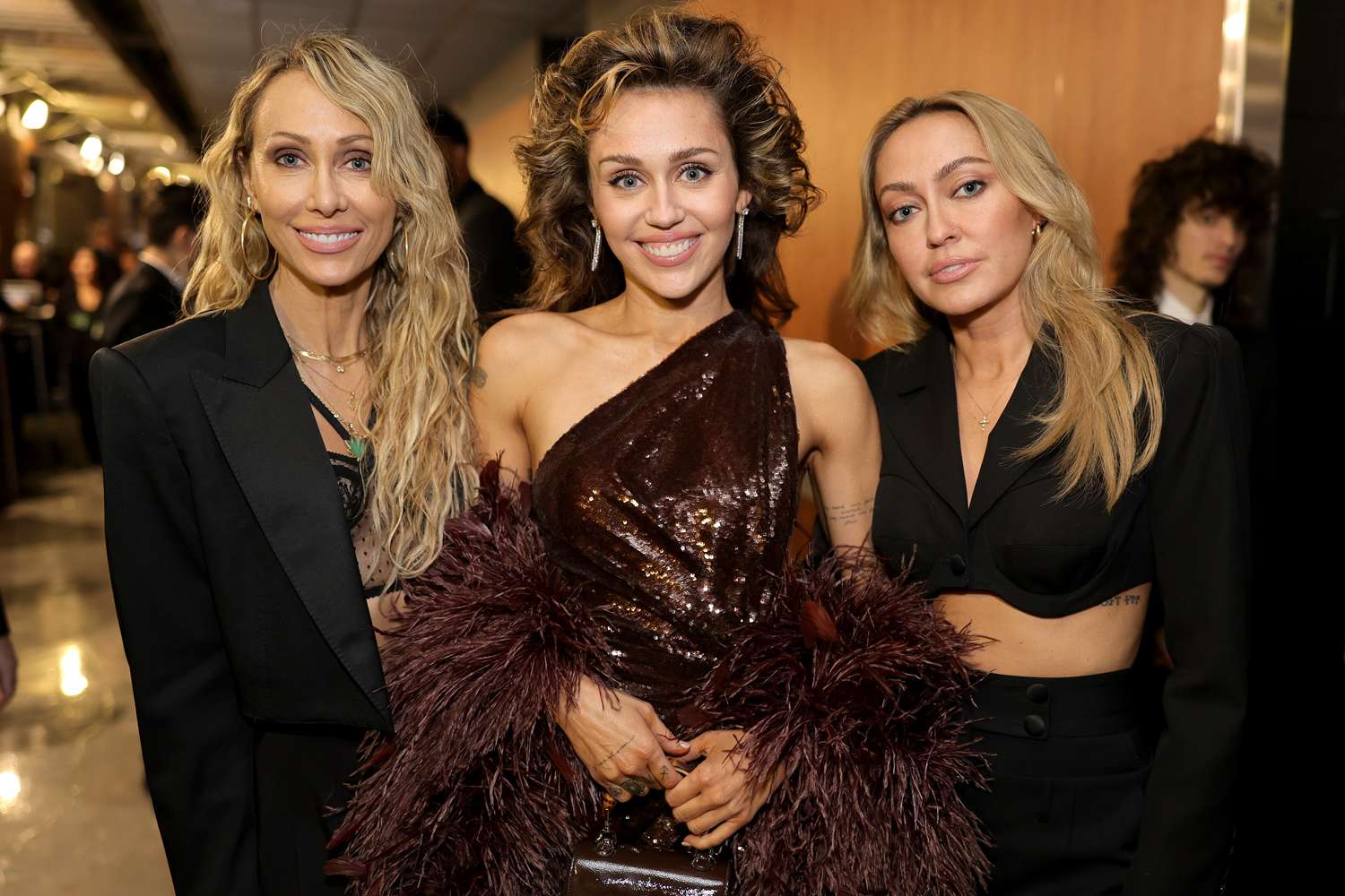 Miley Cyrus se une a `` Couguars '' con su madre Tish y su hermana blandida

