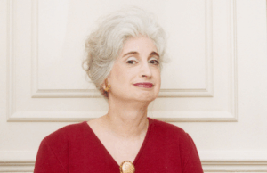 Miss Manners: Ella me llevó a un restaurante caro y cometió un crimen Miss Manners: She took me to an expensive restaurant and committed a crime