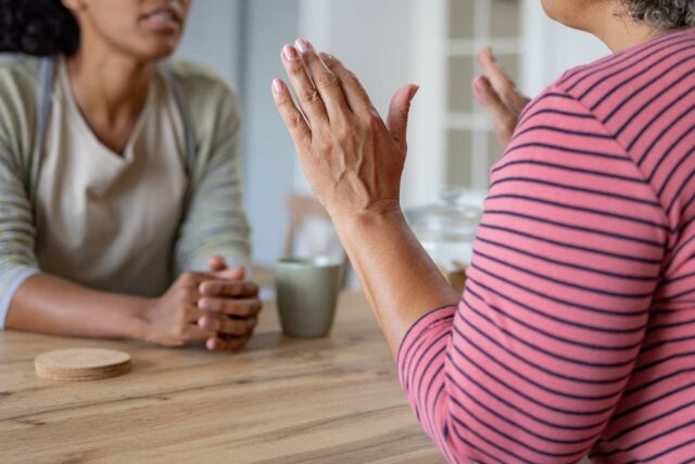 Mujer "molesta" que su nuera dijo que no se sentía apreciada

