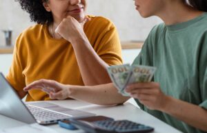 Una niña explotó por cobrar a su madre $ 50 para crear una cuenta bancaria Una niña explotó por cobrar a su madre $ 50 para crear una cuenta bancaria