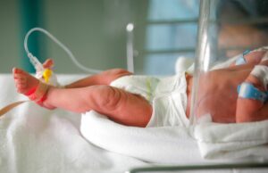 Niño pequeño que pasó 9 meses en la fábrica después de pesar menos de 2 libras. Al nacer, llega a casa Niño pequeño que pasó 9 meses en la fábrica después de pesar menos de 2 libras. Al nacer, llega a casa