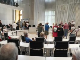 Parlamento estatal abierto: tome asiento en el salón plenario una vez


