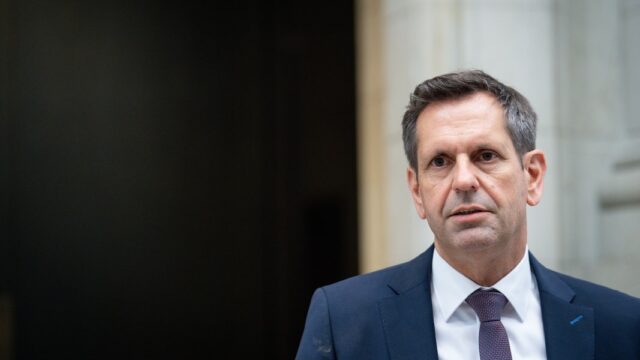 El primer ministro Olaf Lies causa accidente de bicicleta


