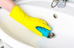 El compañero de cuarto se da cuenta de que son los únicos que limpian el baño compartido. Entonces se detienen El compañero de cuarto se da cuenta de que son los únicos que limpian el baño compartido. Entonces se detienen