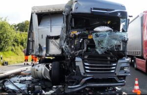 Después de un accidente de camión en Ottersberg: A1 permanece de un solo carril durante la noche | NDR.DE – Noticias – Baja Sajonia Ottersberg: cierre completo en la A1 después del accidente con tres camiones | NDR.DE - Noticias - Baja Sajonia