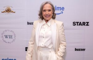 Los elegantes pantalones blancos de Kathy Bates nos recuerdan a estos pantalones de $ 34 en Amazon Los elegantes pantalones blancos de Kathy Bates nos recuerdan a estos pantalones de $ 34 en Amazon