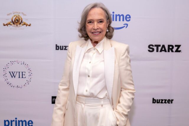 Los elegantes pantalones blancos de Kathy Bates nos recuerdan a estos pantalones de $ 34 en Amazon

