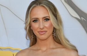 Brittany Mahomes llevaba un vestido de ojal blanco, lo mira ahora Brittany Mahomes llevaba un vestido de ojal blanco, lo mira ahora