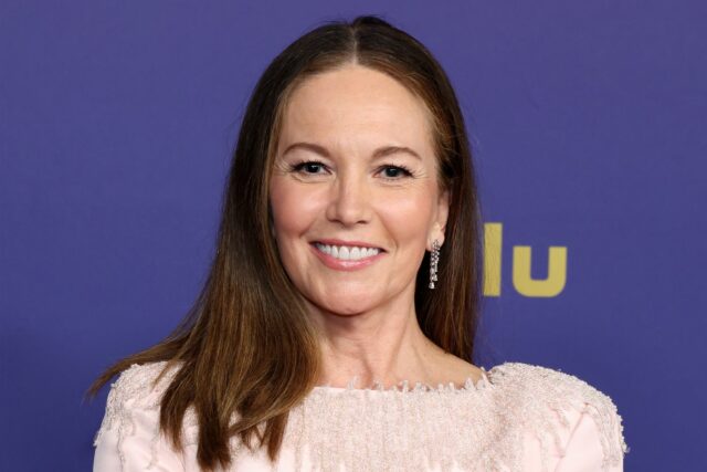 Diane Lane llevaba un vestido envuelto y estilos similares comienzan Diane Lane llevaba un vestido envuelto y estilos similares comienzan en $ 15