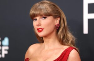 Taylor Swift llevaba una chaqueta de pista y pantalones cortos: Obtén el look Taylor Swift llevaba una chaqueta de pista y pantalones cortos: Obtén el look