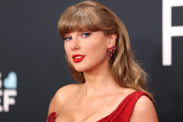 Taylor Swift llevaba una chaqueta de pista y pantalones cortos: Obtén el look

