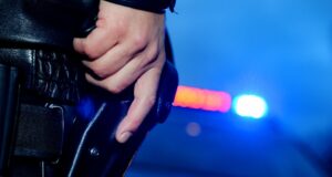 Oficiales de policía amenazados con Beil: hombre por pierna se detuvieron | NDR.DE – Noticias – Baja Sajonia Oficiales de policía amenazados con Beil: hombre por pierna se detuvieron | NDR.DE - Noticias - Baja Sajonia