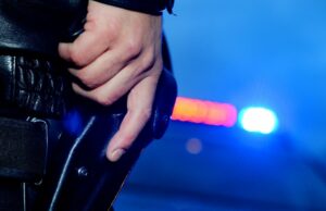 Oficiales de policía amenazados con Beil: hombre por pierna se detuvieron | NDR.DE – Noticias – Baja Sajonia Oficiales de policía amenazados con Beil: hombre por pierna se detuvieron | NDR.DE - Noticias - Baja Sajonia