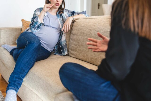 La mujer le dice a la hermana de su novio que no puede nombrar a un bebé después de su hijo fallecido

