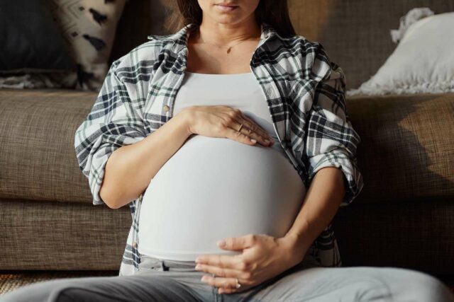 La mujer embarazada dice que el esposo quiere tomar un poco de trabajo pagado con toneladas de viaje.

