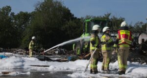 Brand en Goslar: Extinterizing Work en Recyclinghof terminó Marca en Goslar: gran despliegue en Recyclinghof