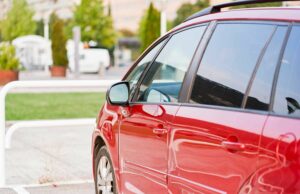 La mujer planea bloquear el auto de su vecino en un pasillo compartido La mujer planea bloquear el auto de su vecino en un pasillo compartido