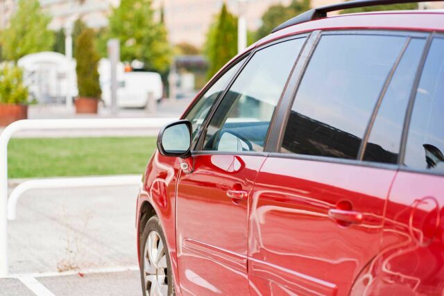 La mujer planea bloquear el auto de su vecino en La mujer planea bloquear el auto de su vecino en un pasillo compartido