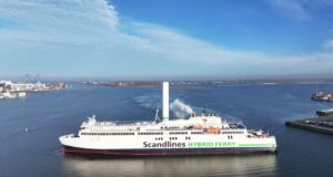 El ferry del mar Báltico de Rostock tiene que alejarse justo antes de Gedser El ferry del mar Báltico de Rostock tiene que alejarse justo antes de Gedser