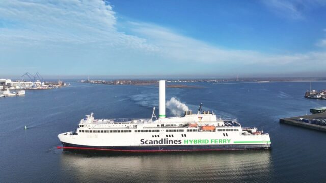 El ferry del mar Báltico de Rostock tiene que alejarse justo antes de Gedser


