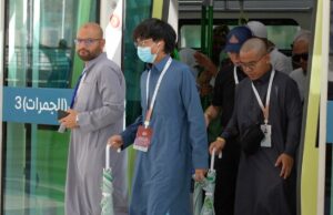 Servir peregrinos por tren de mashaaer en la terminal Mina Servir peregrinos por tren de mashaaer en la terminal Mina