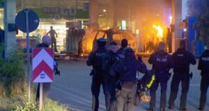 Con un coche ardiente y un hacha en la estación de servicio: hombre en un palo de U | NDR.DE – Noticias – Baja Sajonia Con un coche ardiente y un hacha en la estación de servicio: hombre en un palo de U | NDR.DE - Noticias - Baja Sajonia