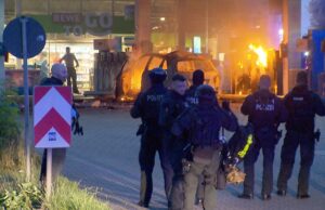 Con un coche ardiente y un hacha en la estación de servicio: hombre en un palo de U | NDR.DE – Noticias – Baja Sajonia Con un coche ardiente y un hacha en la estación de servicio: hombre en un palo de U | NDR.DE - Noticias - Baja Sajonia