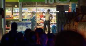 Inserto SEK en Hanover: el hombre conduce con un automóvil en llamas a la estación de servicio | NDR.DE – Noticias – Baja Sajonia Inserto SEK en Hanover: el hombre conduce con un automóvil en llamas a la estación de servicio | NDR.DE - Noticias - Baja Sajonia